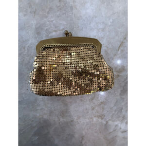 Rare early whiting and Davis Gold Mesh kiss lock coin pouch/ purse. 1890- 1900.